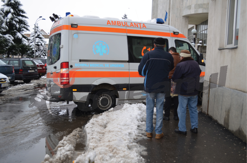 Bărbat grav rănit după ce a fost călcat de un autobuz