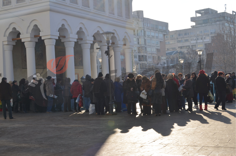 Gorjenii s-au înghesuit pentru a lua apa sfinţită