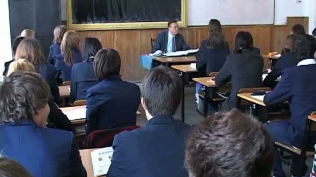 Şcolile trebuie să stabilească semne distinctive pentru elevi