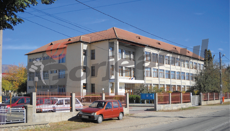 Tensiuni la Liceul Peştişani după cheltuirea pe nimicuri a peste un miliard de lei vechi