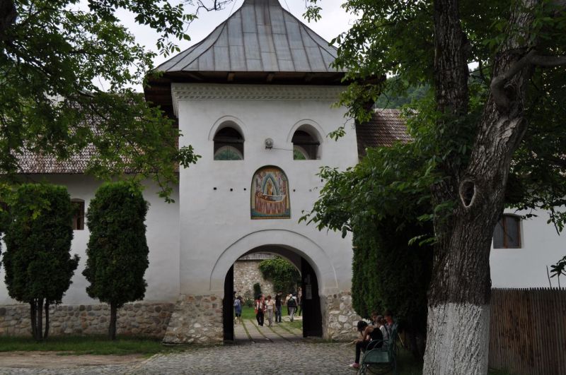 Călugăriţele de la Polovragi fac turism monahal în cantonul silvic oferit de Adrian Năstase