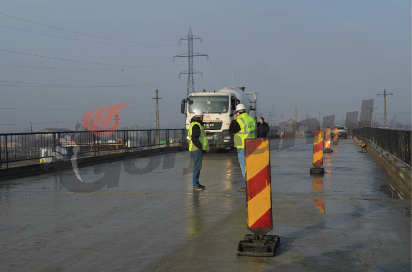 După luni de aşteptări, 10 mii de localnici îl pot traversa zilnic / Podul de la Albeni, redat circulaţiei!