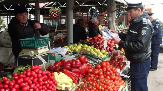 Peste trei tone de mere, confiscate de polițiști