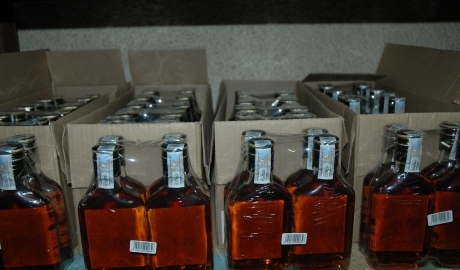 Prins în timp ce fura o sticlă cu alcool