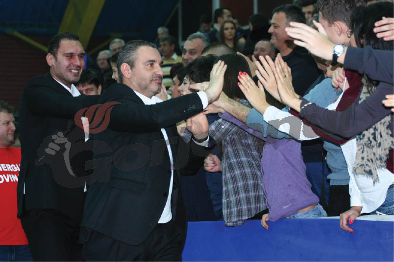 Constantinides suflă şi-n iaurt