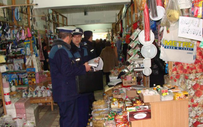 Comercianţii din pieţe, controlaţi de poliţişti