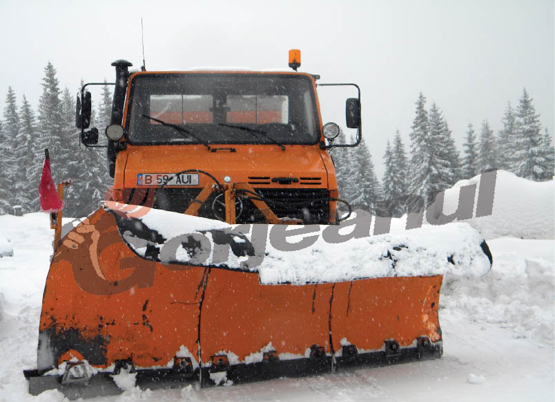 Zeci de autoutilaje şi peste 250 tone de material antiderapant, pe drumurile din Gorj