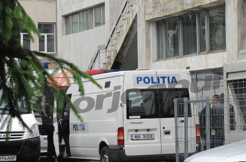 Arest prelungit pentru doi proxeneţi