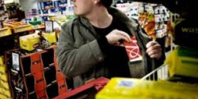 Adolescent de 17 ani, prins la furat în supermarket