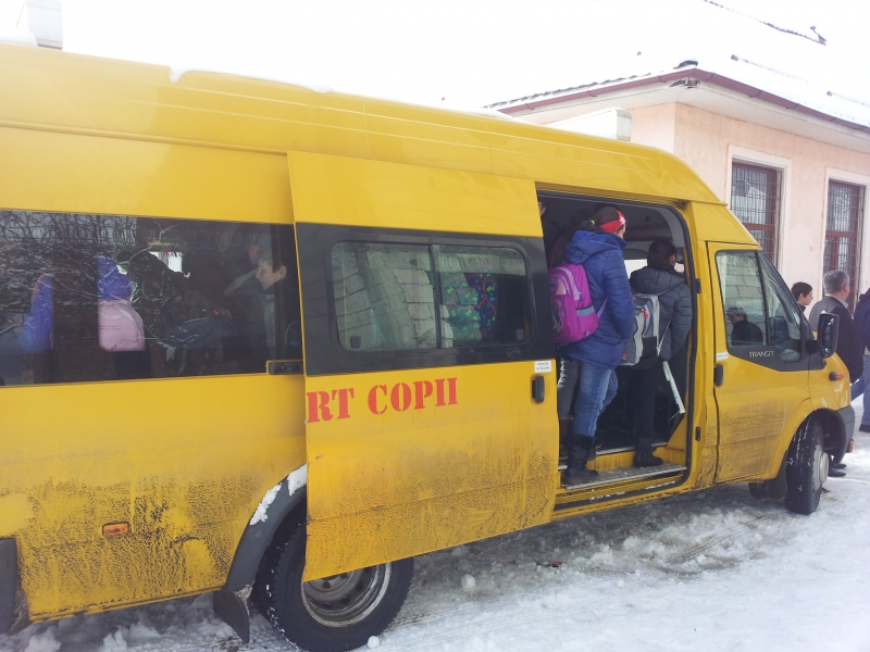 Şoferii de microbuze şcolare, instruiţi de poliţişti