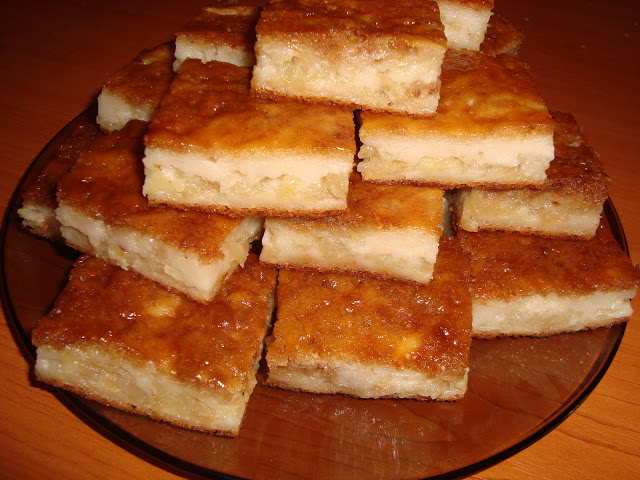 Prăjitură cu mere şi iaurt