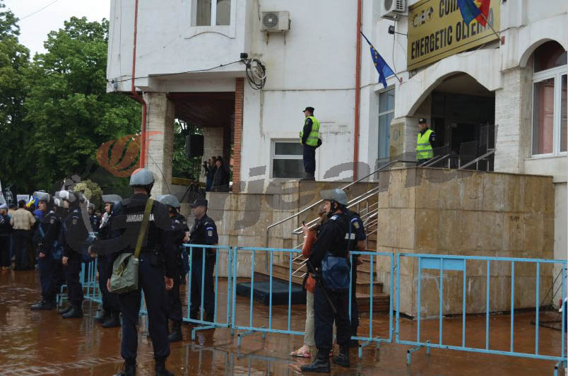 Jandarmii asigură măsurile de ordine la protestul minerilor