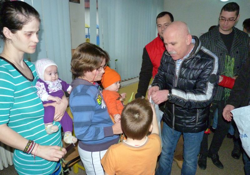 Flori şi mărţişoare de la social-democraţii din Târgu-Jiu şi de la cei de la TSD