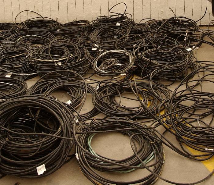 Patru angajaţi ai Carierei Pinoasa, anchetaţi pentru furt calificat