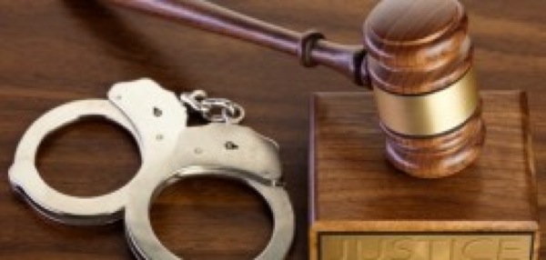 Cât este adevăr şi câtă manipulare, din isteria arestărilor cu cătuşe la mâini