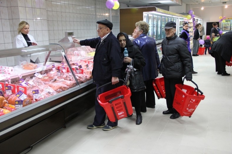 Protecţia Consumatorilor, în control! Sute de kilograme de alimente verificate şi operatori amendaţi