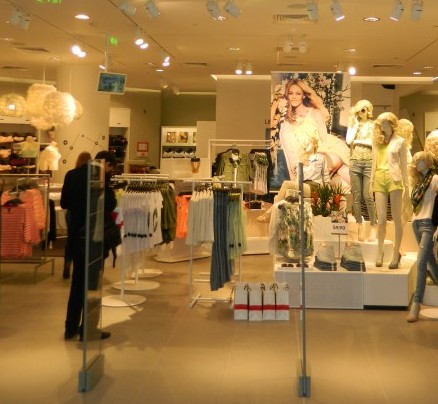 Gura târgului – Furturi repetate la H&M, în mall-ul din Târgu-Jiu