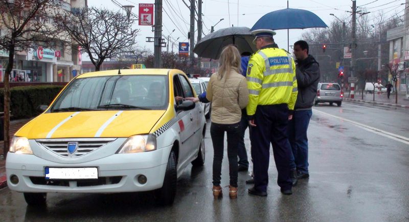 Şoferiţele din Gorj, “amendate” cu mărţişoare de poliţiştii rutieri