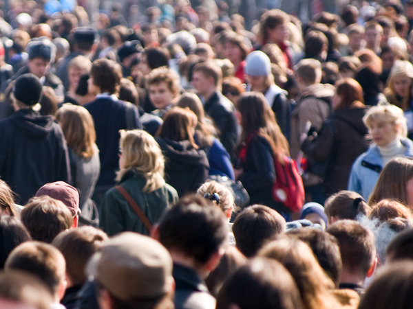 Omul se vrea sfetnicul de taină al unor grupări influente şi nostalgice – Eseu despre votcă, alcoolism şi delir