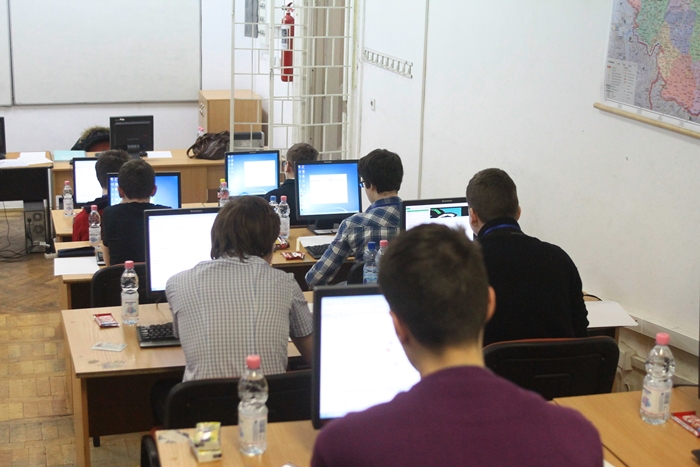 13 elevi din Gorj, calificaţi la Olimpiada Naţională de Informatică