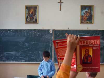 Peste 93% dintre elevii gorjeni vor să studieze Religia la şcoală
