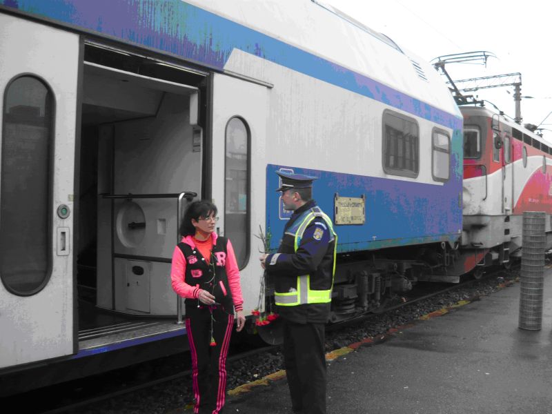 Mărţişoare şi flori, împărţite de poliţiştii TF