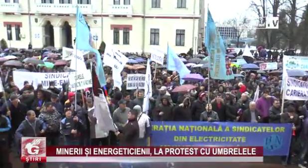 MINERII ȘI ENERGETICIENII, LA PROTEST CU UMBRELELE