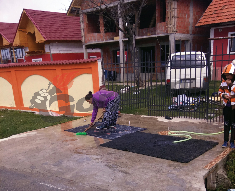 Covoarele spălate pe stradă le-au adus faima pe internet