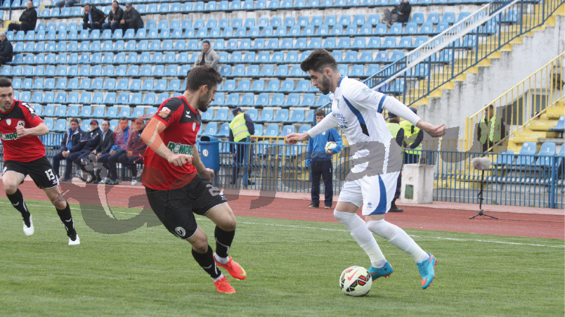 Blestemul terenului propriu continuă