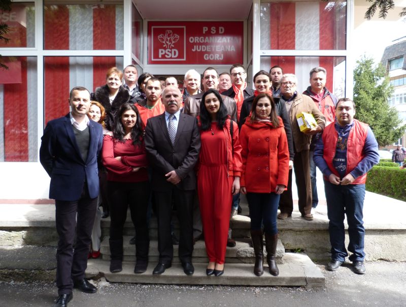 Pesediştii din Târgu-Jiu au împărţit cadouri dulci şi felicitări în municipiu