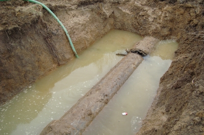 Gura târgului – Conductele sparte din Peştişani, reparate cu negrii