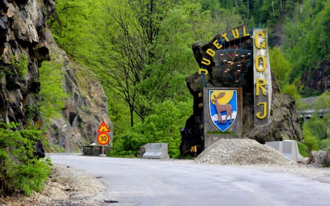 Lucrările spaniolilor de pe DN66 înaintează ca melcul