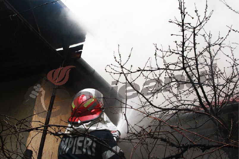 Anexă gospodărească din Turcineşti, mistuită de flăcări