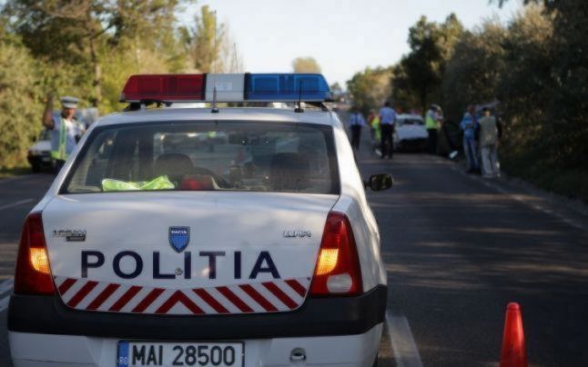 A intrat cu maşina în şanţ