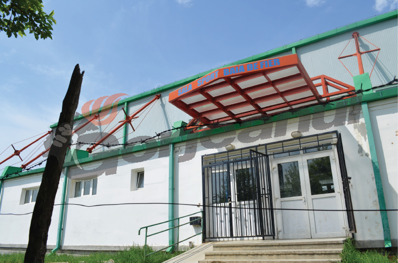 Primăria promite un gard nou şi pace cu proprietarul! – Sala de sport din Baia de Fier, micşorată de executor