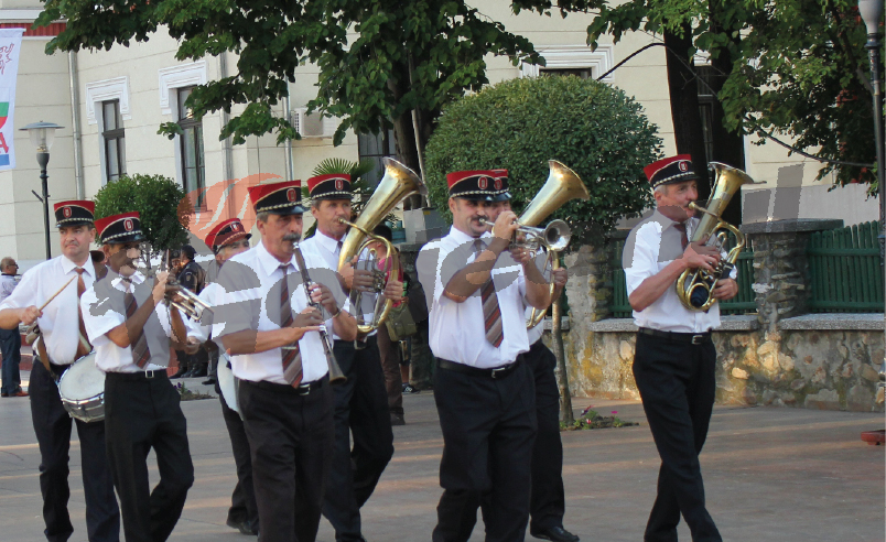 Haine de 10.000 lei pentru membrii fanfarei „Armonia”