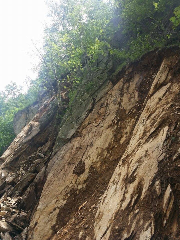 Tone de stânci, prăvălite pe Defileul Jiului