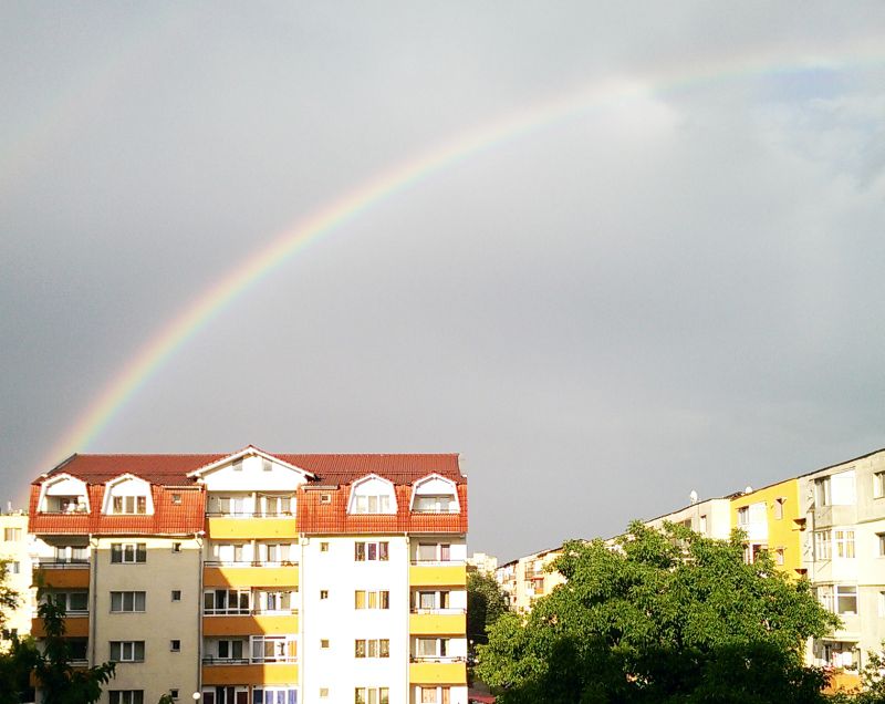 Curcubeul a apărut deasupra oraşului nostru