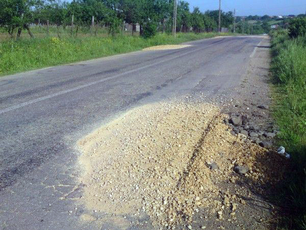 Consilieri şi toţi membrii comisiei de recepţie, audiaţi! 5000 de tone de pietriş din Turburea, cântărite penal de un procuror