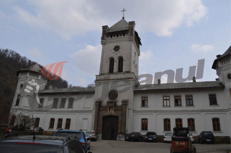 Maşina Mănăstirii Tismana, tamponată la Peştişani