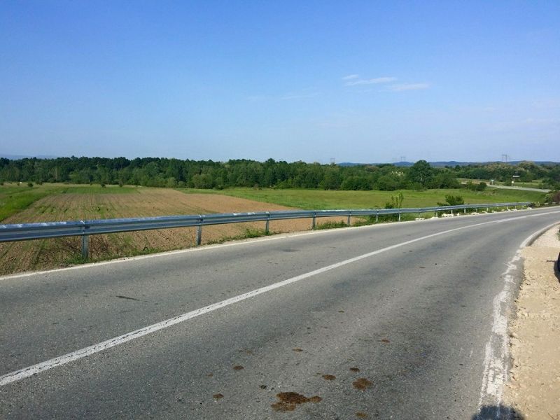 Drumarii montează parapeţi metalici în zonele cu risc de accidente