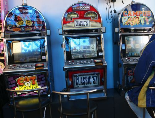 Cercetat după ce a intrat cu obiecte interzise într-o sală de jocuri de noroc