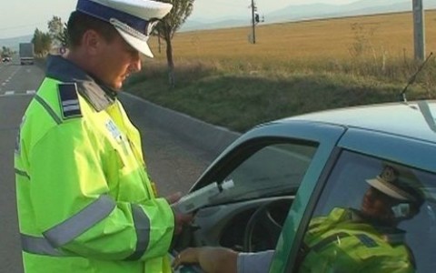 Şoferi morţi de beţi şi fără permis, depistaţi în trafic