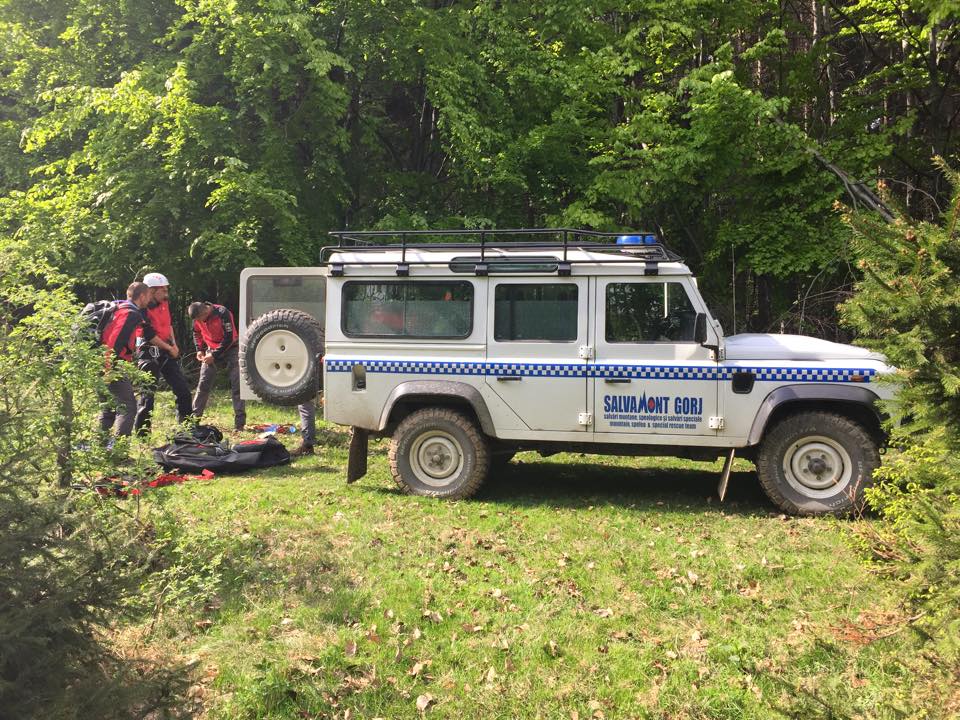 Salvamontiştii au recuperat de pe munte o femeie rănită