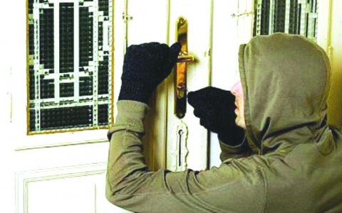 Vecinul i-a golit apartamentul, în timp ce era plecat la muncă în străinătate