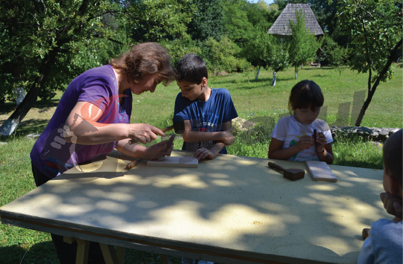 Micii târgujieni, iniţiaţi în tainele meşteşugurilor tradiţionale