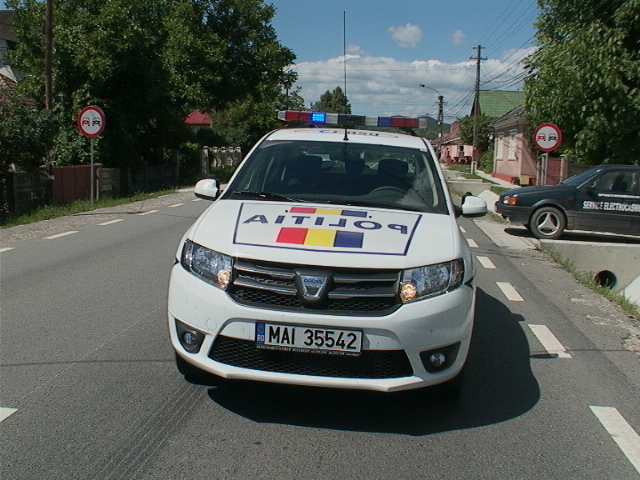 Bătrâne jefuite de musafiri