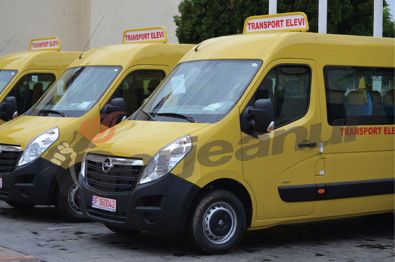 Microbuze şcolare trase pe dreapta la Primăria Bîlteni