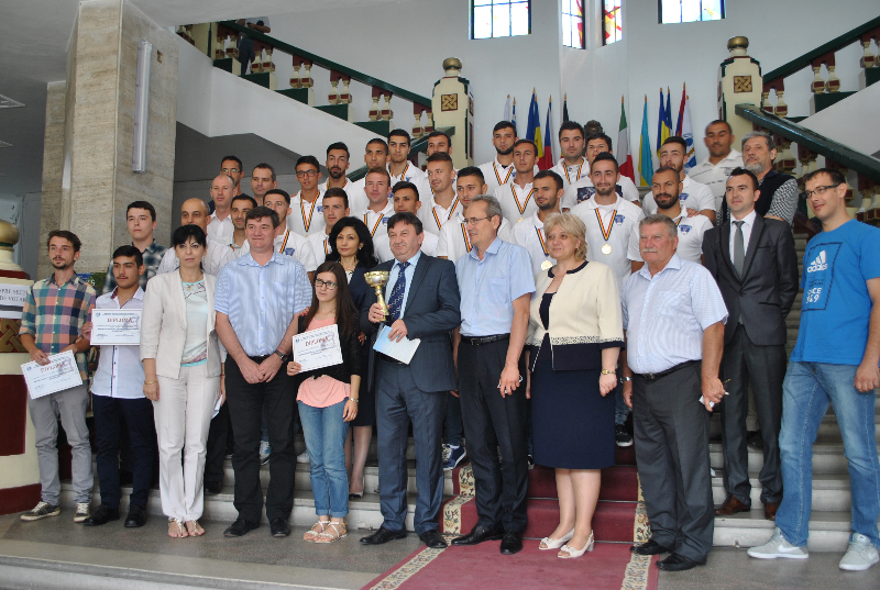 UCB a premiat studenţii cu performanţe sportive şi ştiinţifice