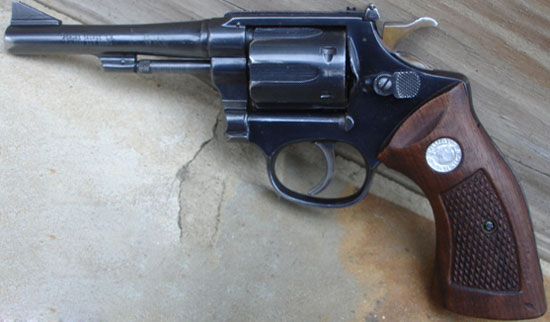 Revolverul bunicului i-a adus un dosar penal
